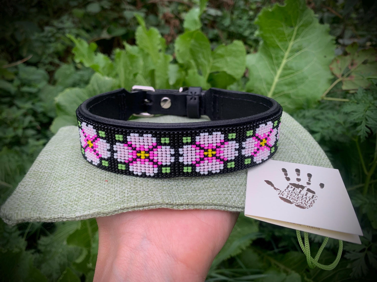 Hondenhalsband van kralenleer Unieke hondenhalsband Hondenhalsband met bloemenmotief Cadeau hondenhalsband Hondenhalsband voor meisjes Roze hondenhalsband