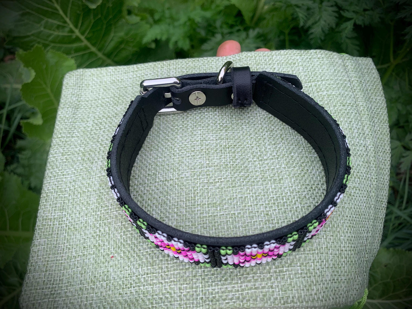 Hondenhalsband van kralenleer Unieke hondenhalsband Hondenhalsband met bloemenmotief Cadeau hondenhalsband Hondenhalsband voor meisjes Roze hondenhalsband