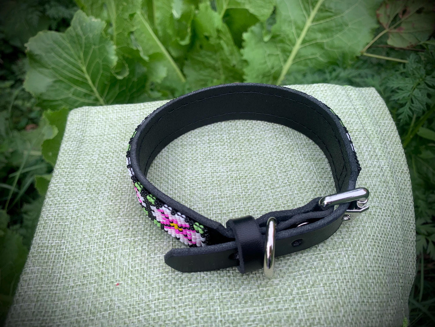Hondenhalsband van kralenleer Unieke hondenhalsband Hondenhalsband met bloemenmotief Cadeau hondenhalsband Hondenhalsband voor meisjes Roze hondenhalsband